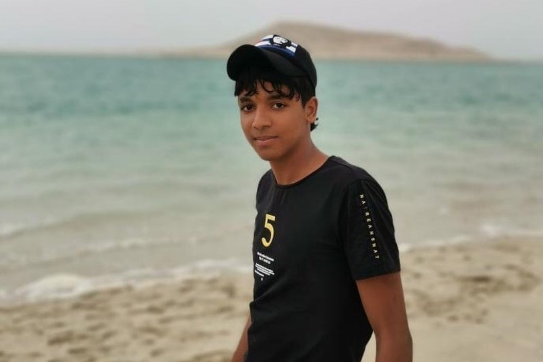 سيد حسن أحمد أمين (16 عاما) لديه تعقيدات صحية خطيرة جراء فقر الدم المنجلي، لكن السلطات البحرينية منعت عنه الزيارات العائلية والأدوية خلال الاحتجاز. تتم محاكمته كبالغ مع أطفال آخرين.