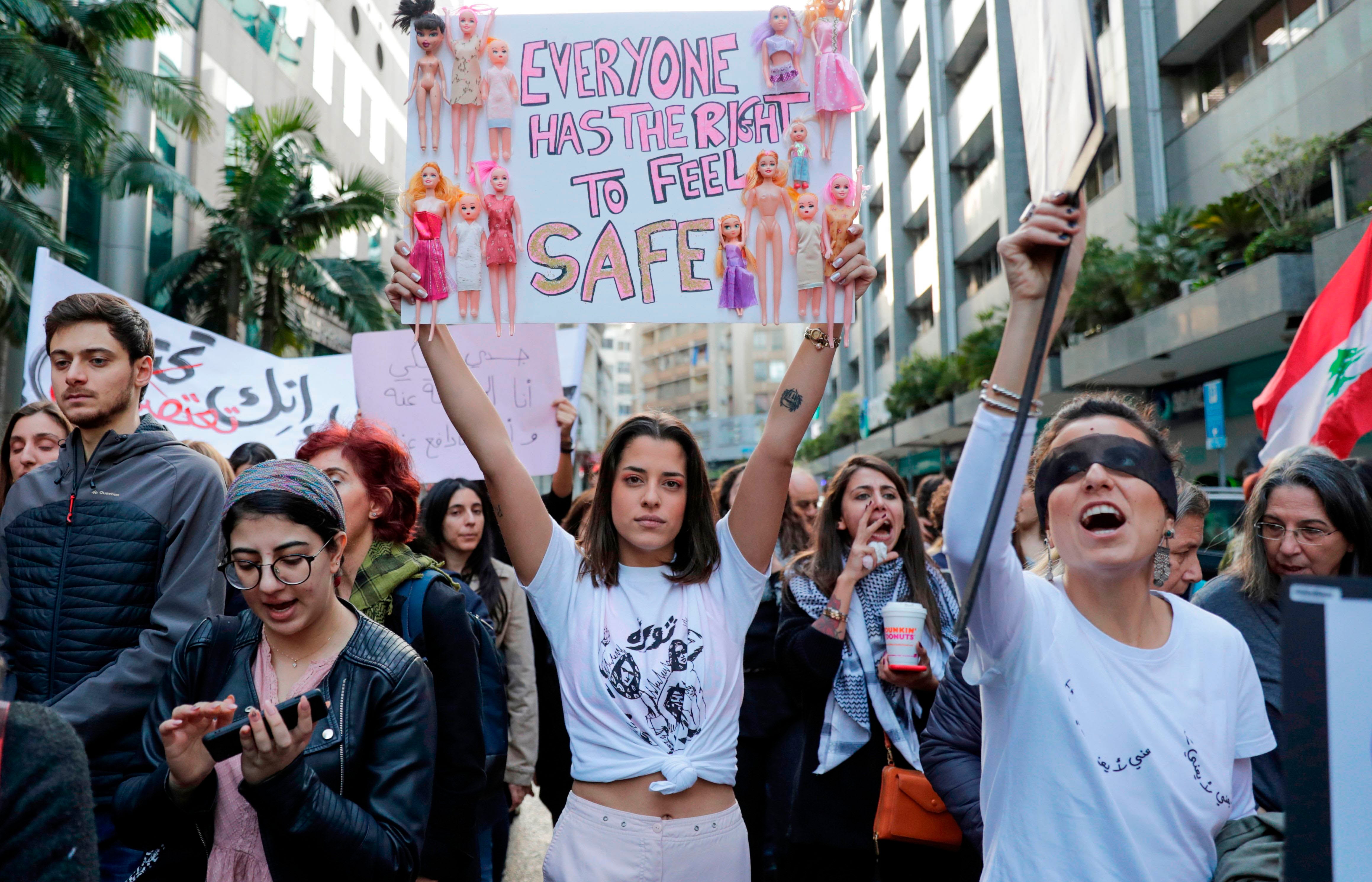 نشطاء يشاركون في مظاهرة ضد التحرش الجنسي، والاغتصاب، والعنف الأسري في العاصمة اللبنانية بيروت في 7 ديسمبر/كانون الأول 2019.
