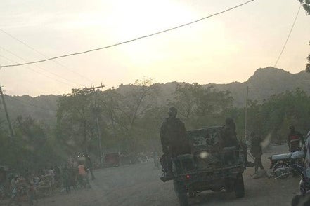 Des soldats camerounais patrouillent la route nationale 1, Mora, région de l’extrême nord, Cameroun, le 5 février 2021.