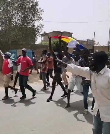 أشخاص يتظاهرون في شوارع العاصمة التشادية نجامينا يوم 27 مارس/آذار 2021 ضد الرئيس إدريس ديبي إيتنو الذي يترشح لولاية سادسة في انتخابات 11 أبريل/نيسان 2021. 