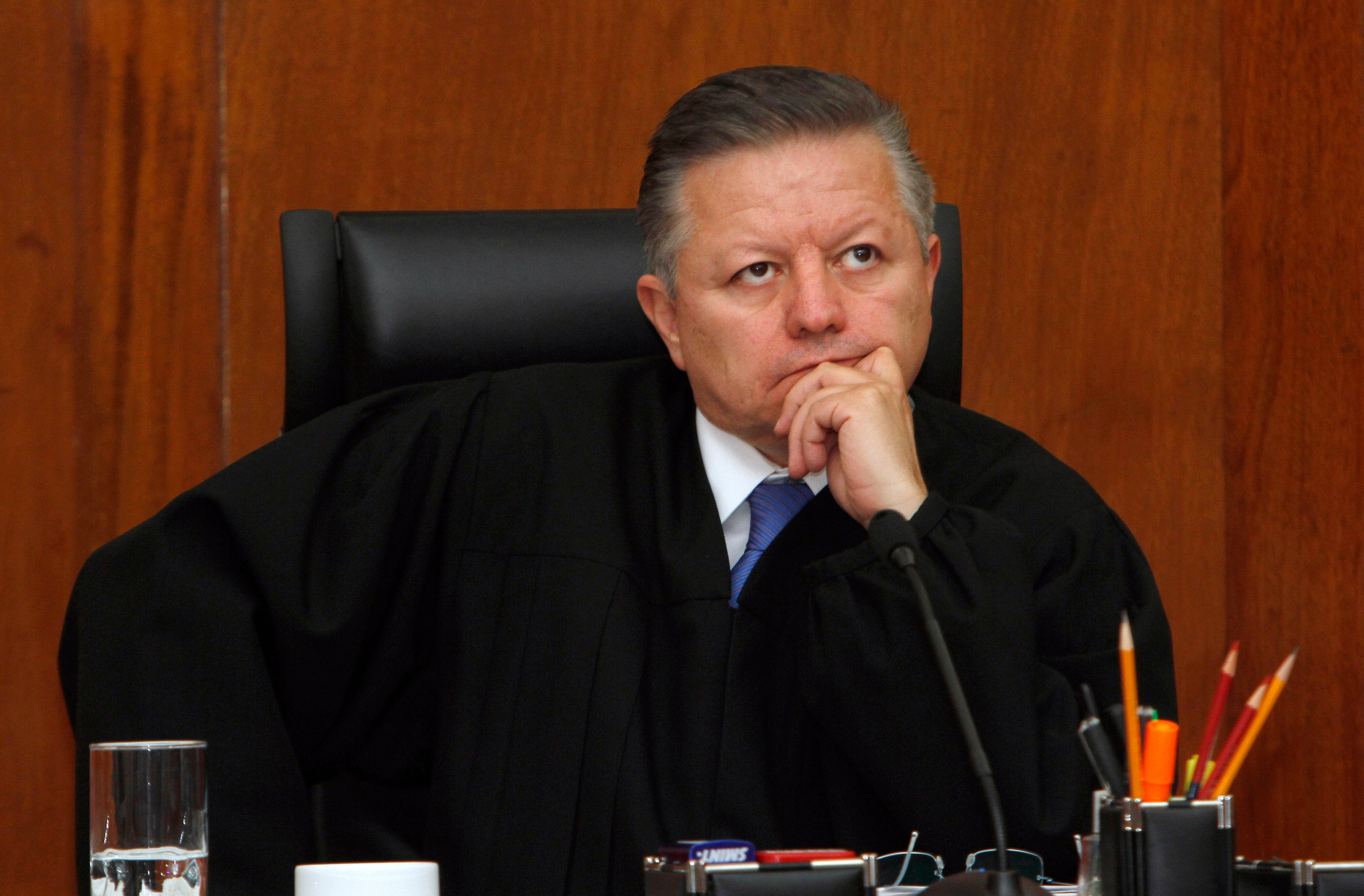 El juez Arturo Zaldívar asiste a una audiencia de la Corte Suprema en la Ciudad de México el 21 de marzo de 2012.
