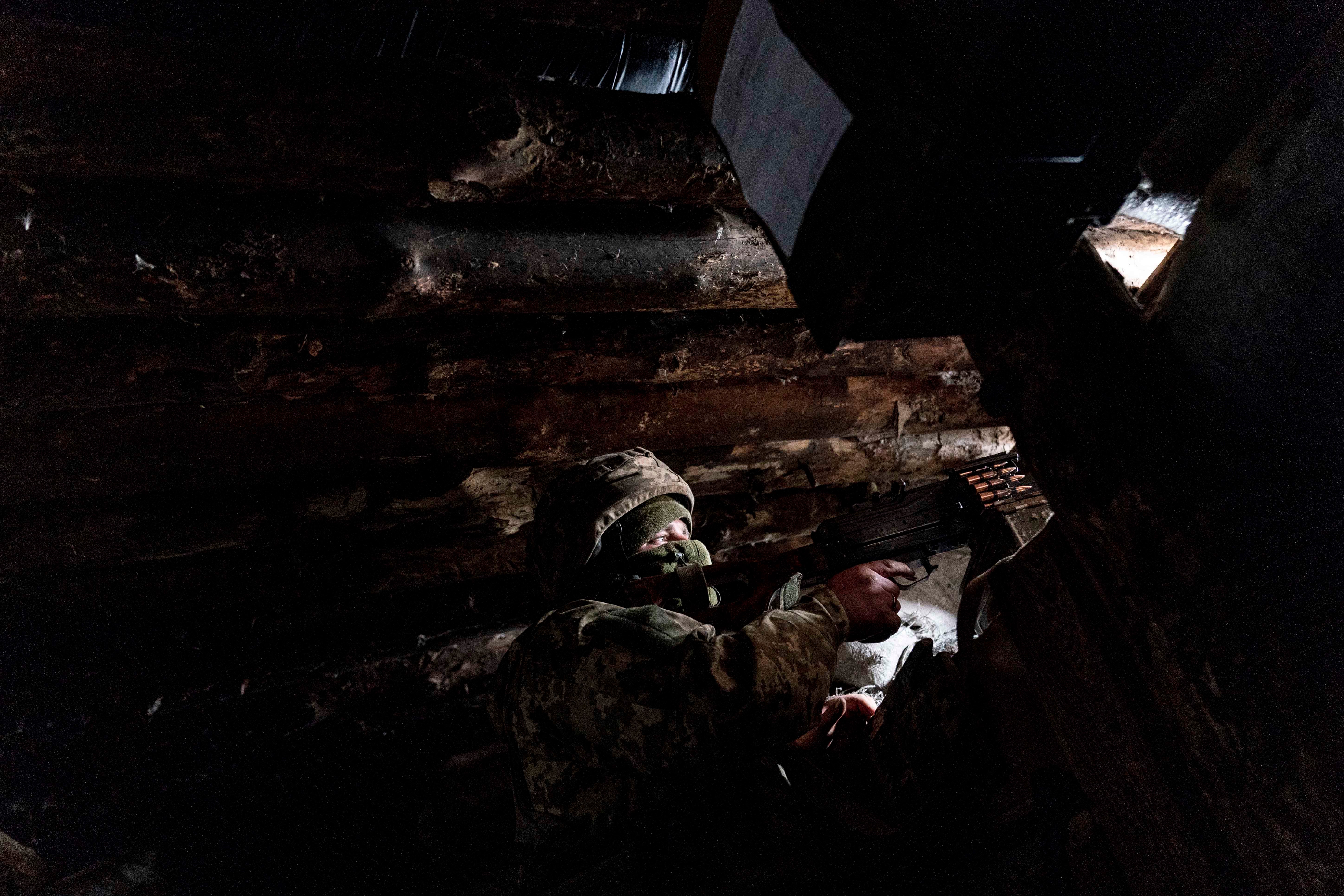 Український солдат на спостережному посту у бліндажі біля прифронтового міста Красногорівка на сході України. 
