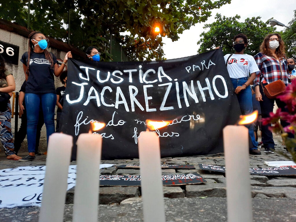 Ativistas seguram uma faixa dizendo “Justiça para Jacarezinho. Fim do massacre nas favelas”, durante um protesto no dia seguinte da operação na favela do Jacarezinho, na qual morreram 28 pessoas, Rio de Janeiro, Brasil, 7 de maio de 2021. 