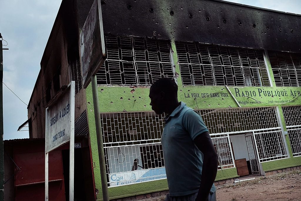 Les restes calcinés de la Radio publique africaine à Bujumbura, au Burundi, qui a été attaquée et vandalisée en mai 2015 suite à une tentative de coup d'État. 