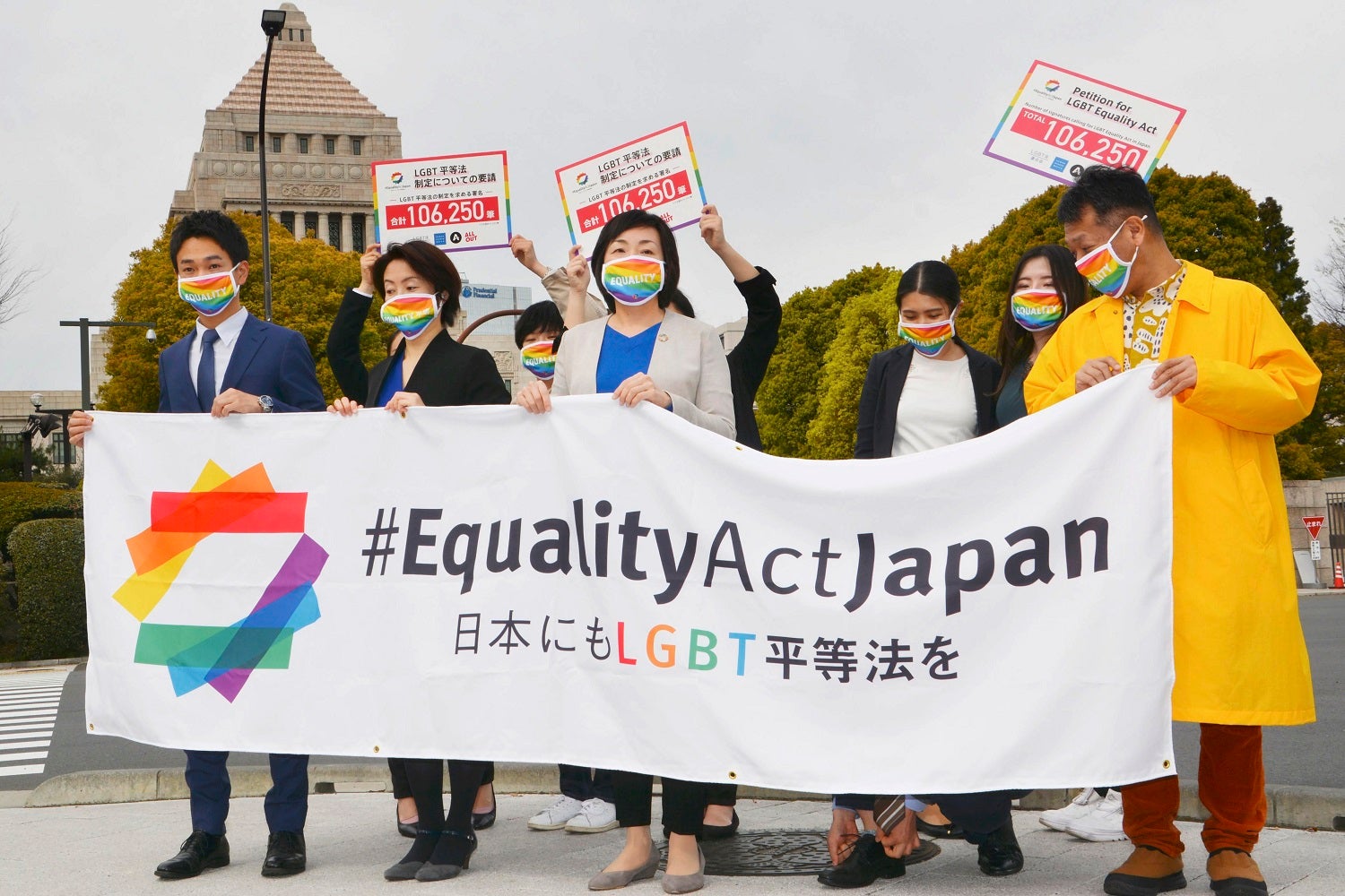 Des activistes japonais tenaient une bannière de la campagne #EqualityActJapan, visant l’adoption d’une loi sur l'égalité des droits des personnes LGBT et non-LGBT, devant le siège du parlement à Tokyo, le 25 mars 2021. Les activistes ont ensuite officiellement soumis une pétition à ce sujet.