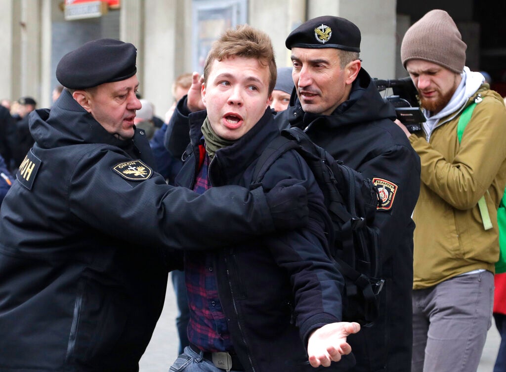 Пратасевич во время предыдущего ареста в 2017 году белорусской милицией в Минске. 