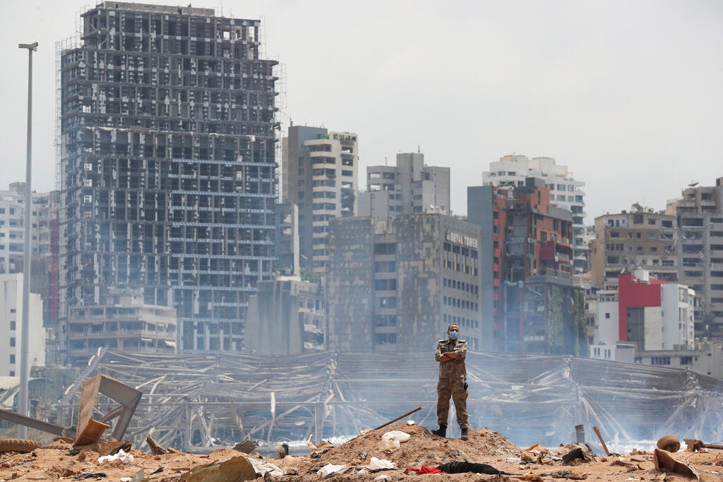 جندي يقف في الموقع المدمر لمرفأ بيروت، لبنان، 6 أغسطس/آب 2020. 