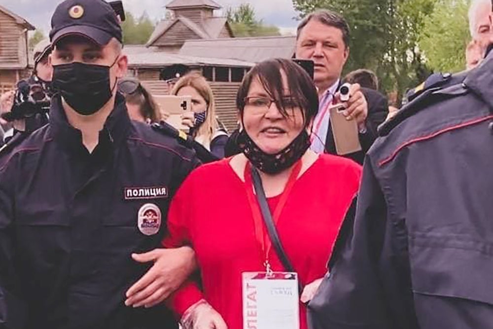 Полиция задерживает оппозиционную активистку Юлию Галямину на Земском собрании муниципальных депутатов, Великий Новгород, Россия, 22 мая 2021 года.