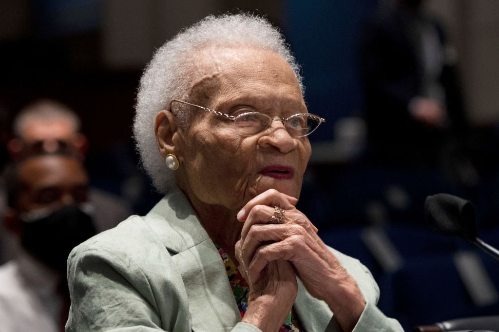 Viola Fletcher, survivante du massacre racial de Tulsa perpétré le 31 mai et le 1er juin 2021 (quand elle avait sept ans) témoigne au sujet de ce massacre devant la Chambre des représentants à Washington, le 19 mai 2021. Cette audience spéciale, portant en partie sur la question de réparations, était tenue peu avant le 100ème anniversaire du massacre. 