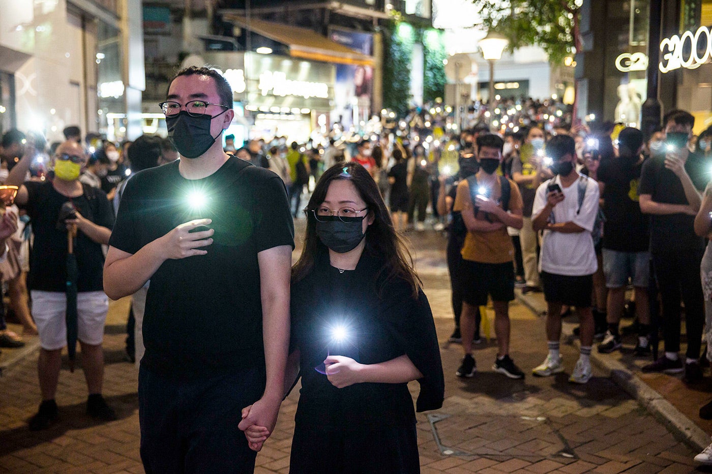 On June 4, 2021, despite police’s threats of arrests and the closure of Victoria Park, hundreds and possibly thousands of Hong Kong people still turned up at in Causeway Bay, holding up cellphones in lieu of candles to commemorate the Tiananmen Massacre of 1989.