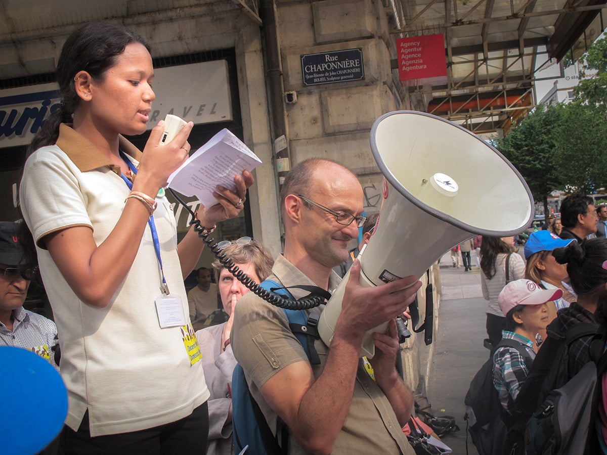 Sonu Donuwar Chaudhary, activista y ex trabajadora doméstica infantil, habla en una manifestación en la Conferencia Internacional del Trabajo en Ginebra, Suiza, junio de 2010. 