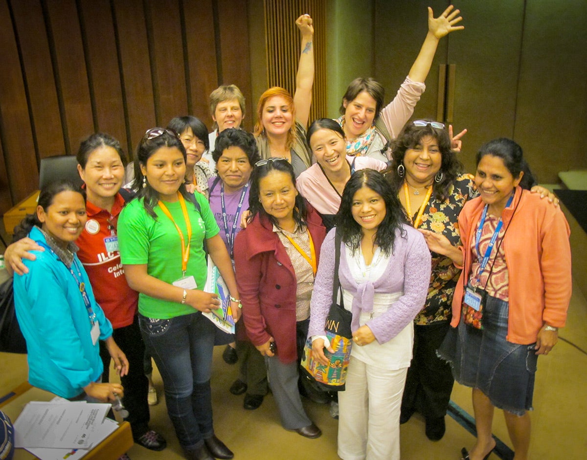 Des travailleuses domestiques célèbrent l'adoption de la Convention de l’Organisation internationale du travail (OIT) sur les travailleurs et travailleuses domestiques à Genève, en juin 2011. 