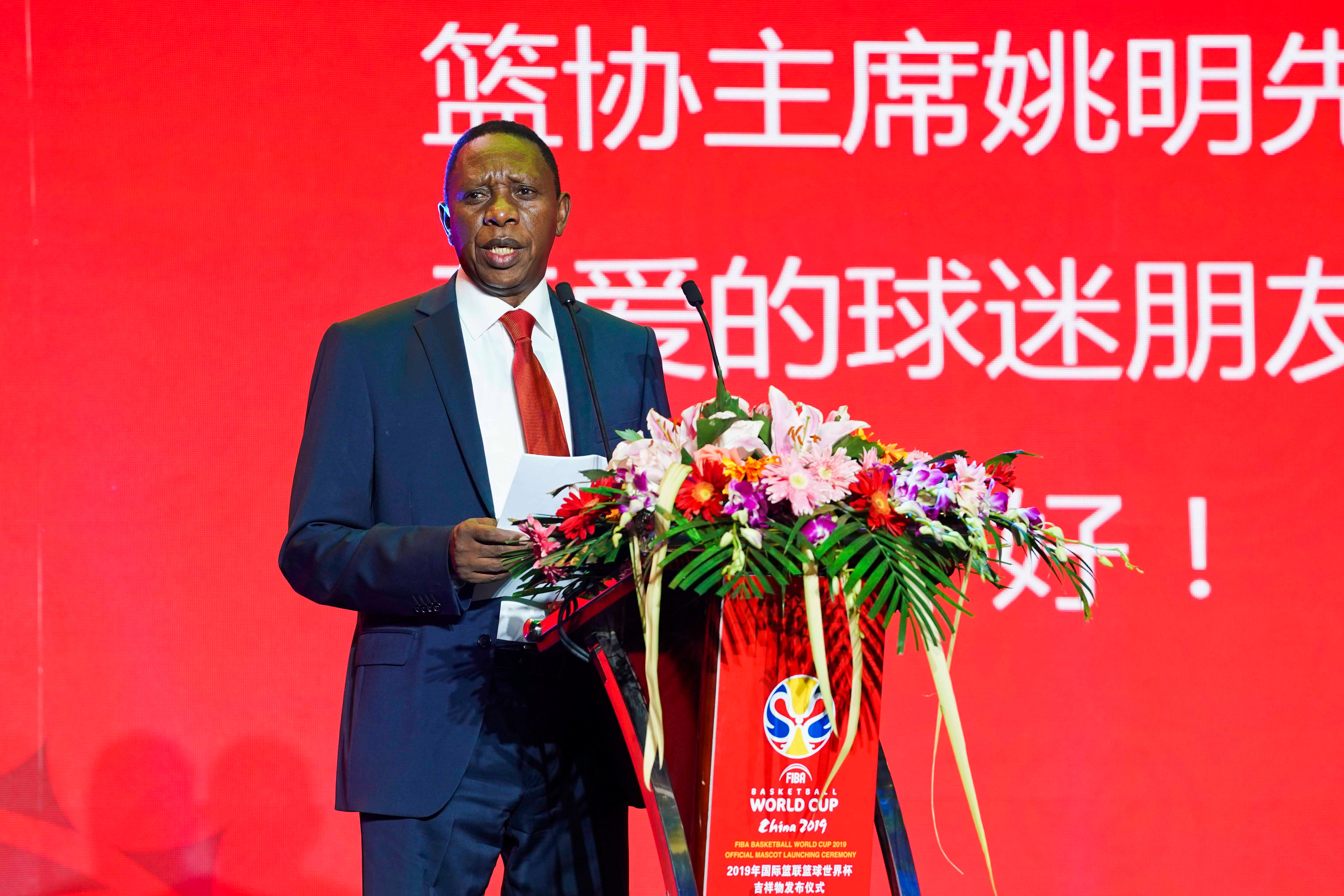 L'ancien président de la Fédération internationale de basketball (FIBA) Hamane Niang, photographié lors d’une cérémonie officielle à Pékin le 18 avril 2018, annonçant la tenue de la Coupe du monde de basketball FIBA 2019 en Chine.