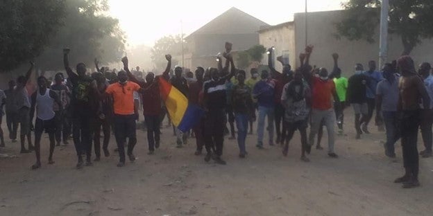 Des manifestants rassemblés à N'Djamena, la capitale du Tchad, le 27 avril 2021.
