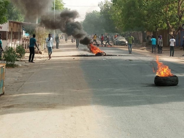 Des manifestants brûlent des pneus dans une rue de la capitale du Tchad, N'Djamena, le 27 avril 2021.