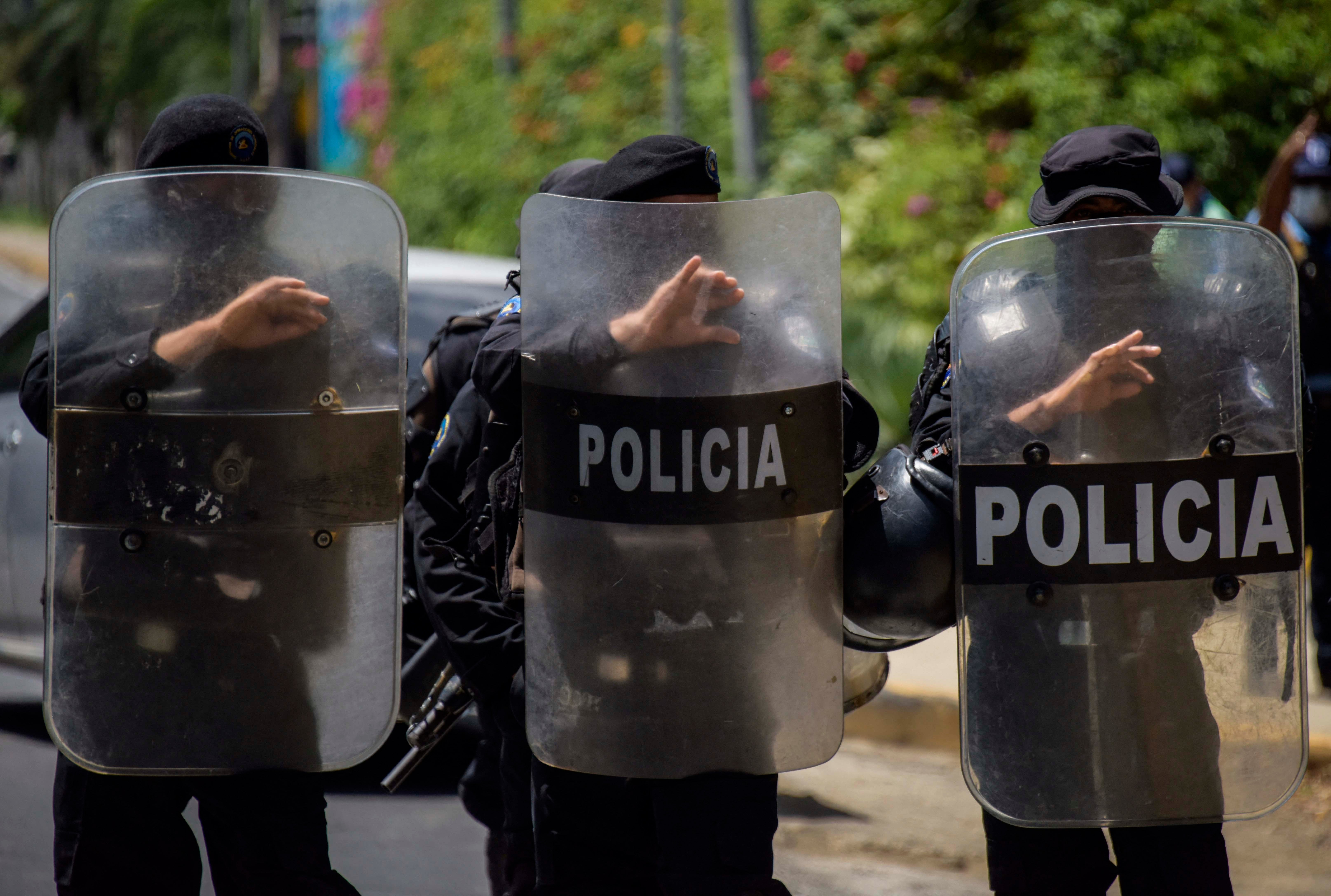 Ces policiers anti-émeute nicaraguayens étaient déployés le 2 juin 2021 à Managua devant le domicile de l’opposante Cristiana Chamorro, candidate à l’élection présidentielle prévue en novembre 2021. Ce jour-là, des policiers non munis de mandat ont perquisitionné son domicile. Elle a été assignée à résidence et fait l'objet d'une enquête sur la base d’accusations apparemment fondées sur motifs politiques.