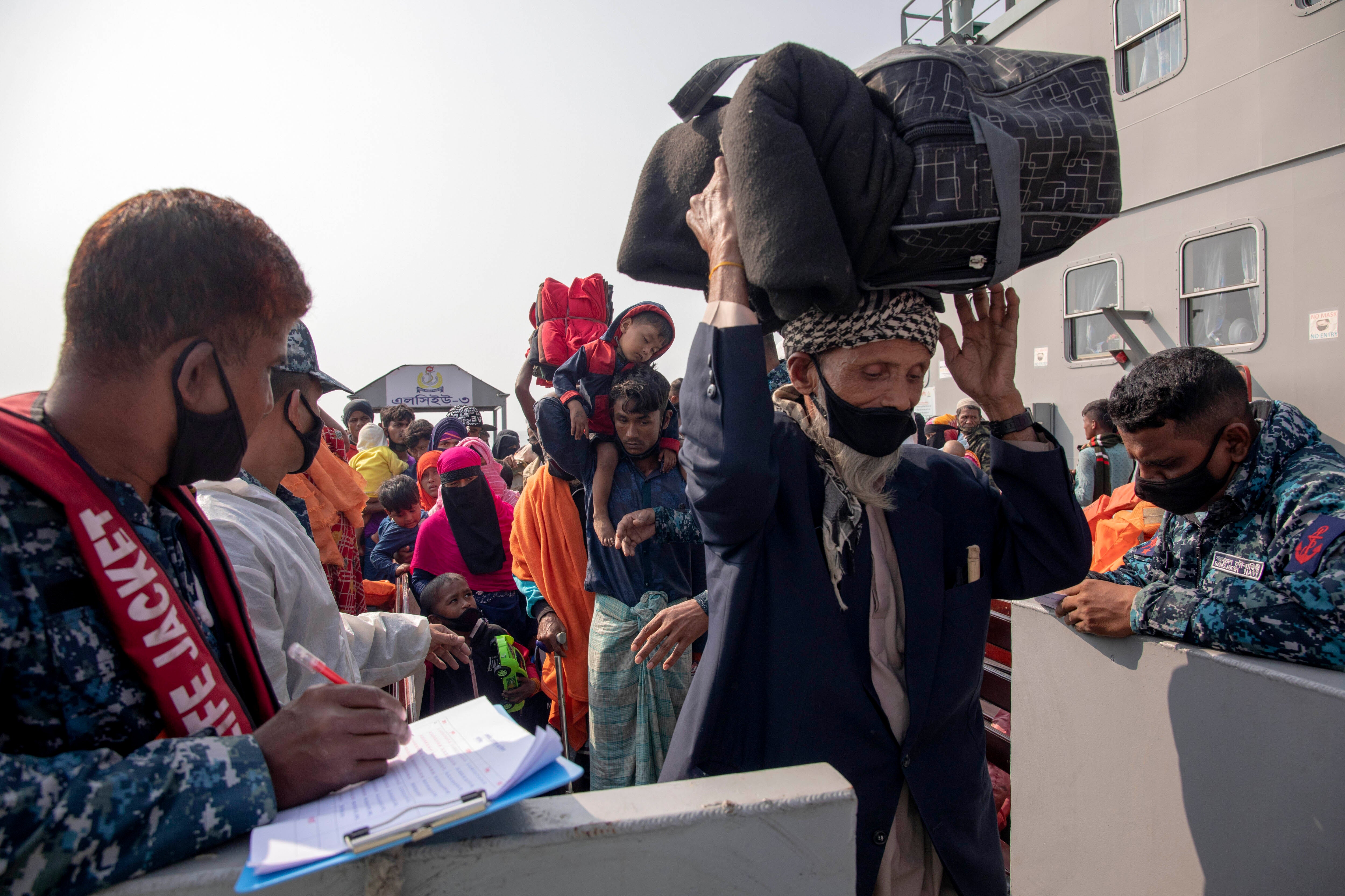 Ces réfugiés rohingyas qui avaient précédemment fui le Myanmar arrivaient sur l'île de Bhasan Char au large du Bangladesh, le 29 décembre 2020, après y avoir été emmenés par un navire de la marine bangladaise.