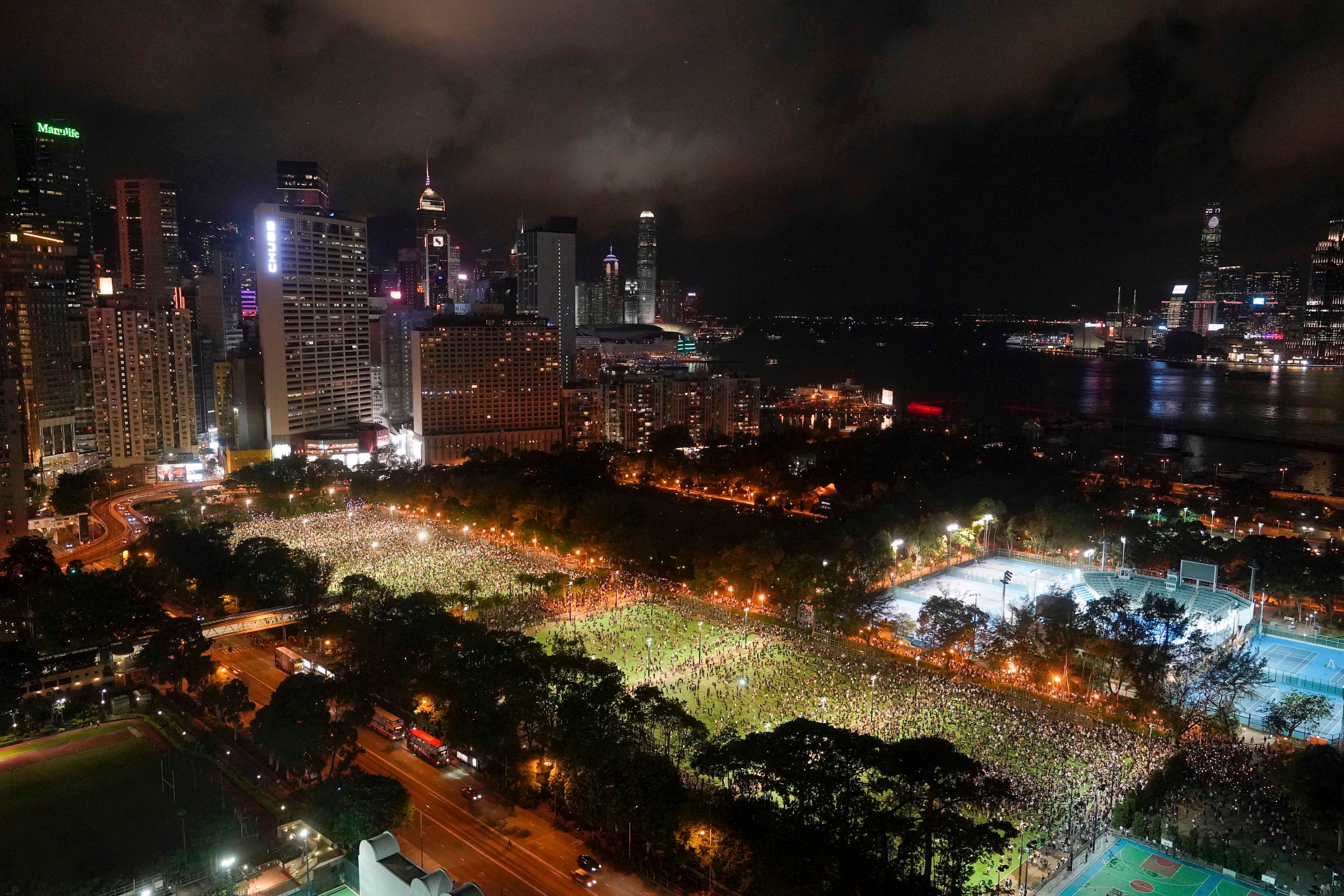 Une veillée en hommage aux victimes du massacre de la place Tiananmen en 1989 était tenue dans la soirée du 4 juin 2020 dans le parc Victoria à Hong Kong. Ces personnes ont voulu marquer le 31ème du massacre, malgré l’impossibilité d’obtenir au préalable l’autorisation officielle pour ce rassemblement.
