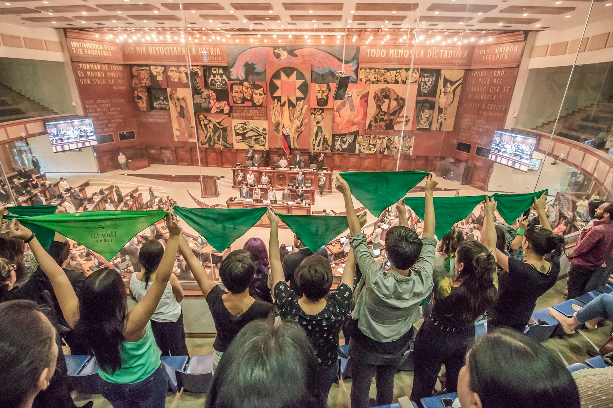 Des activistes de mouvements féministes et de groupes « pro-choix » brandissaient des tissus triangulaires verts, symbole du mouvement pour le droit à l’avortement, lors d’un débat à l'Assemblée nationale équatorienne à Quito, le 3 janvier 2019. Le débat portait sur une réforme du Code pénal, notamment une proposition de mesure dépénalisant l'avortement en cas de viol. Le 28 avril 2021, la Cour constitutionnelle a validé cet amendement.