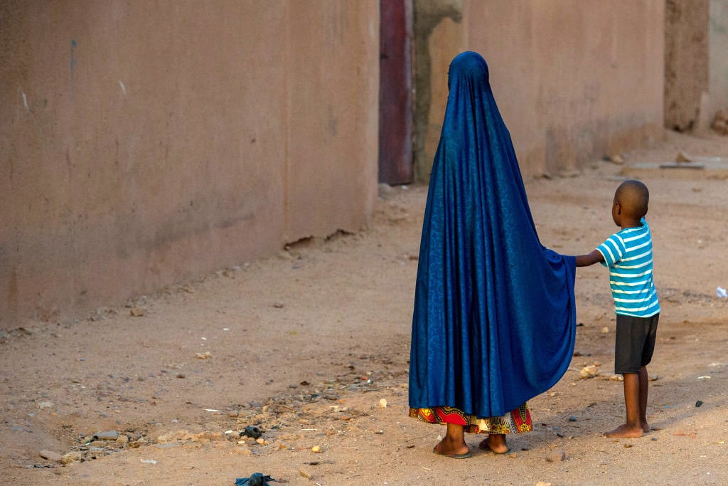 Une jeune fille tenait la main d'un petit garçon à Agadez, au Niger, le 9 octobre 2018. 