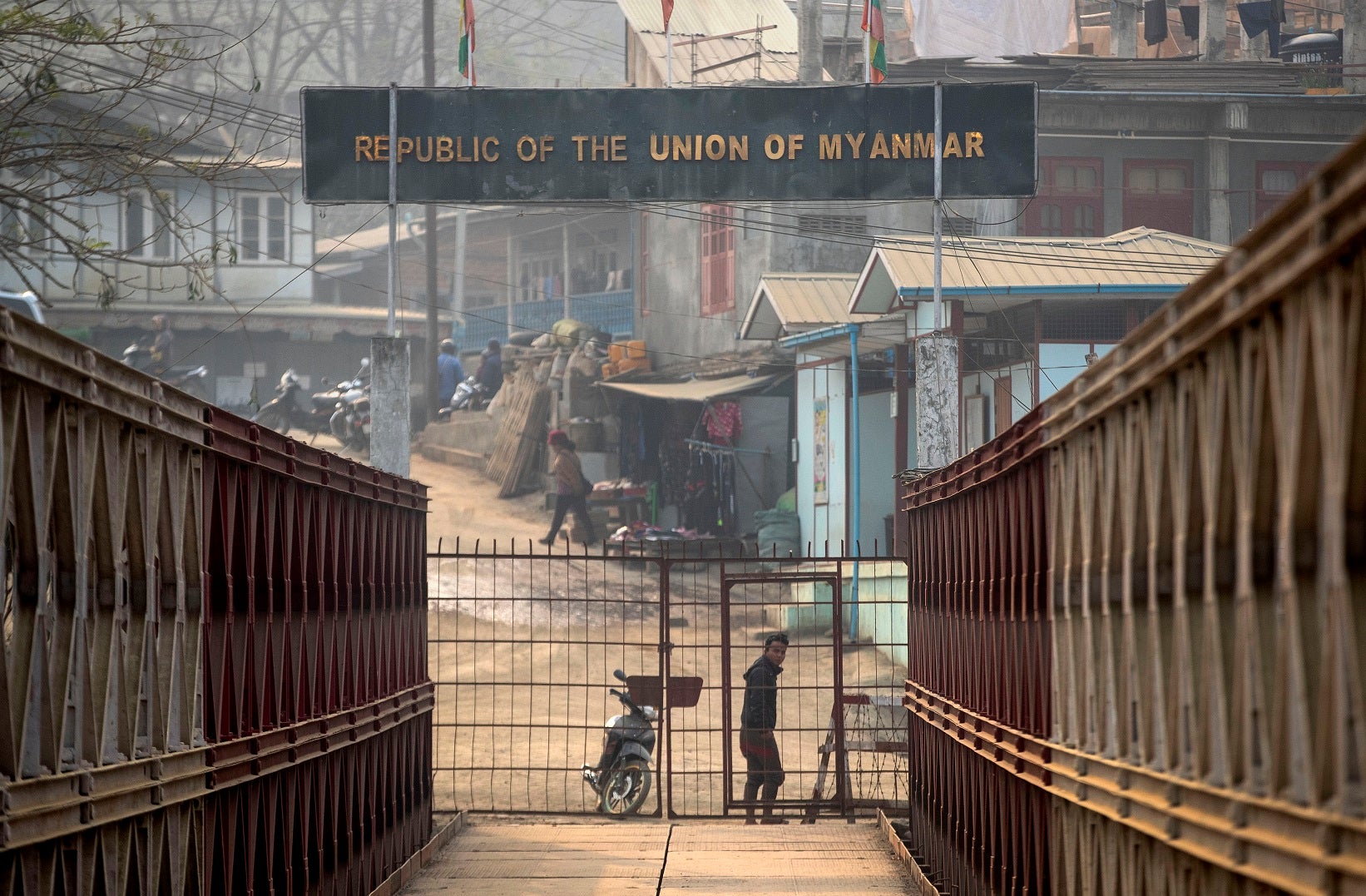 भारत के मिजोरम स्थित भारत-म्यांमार सीमा पर भारत की ओर देखता म्यांमार का एक नागरिक, 20 मार्च, 2021. 
