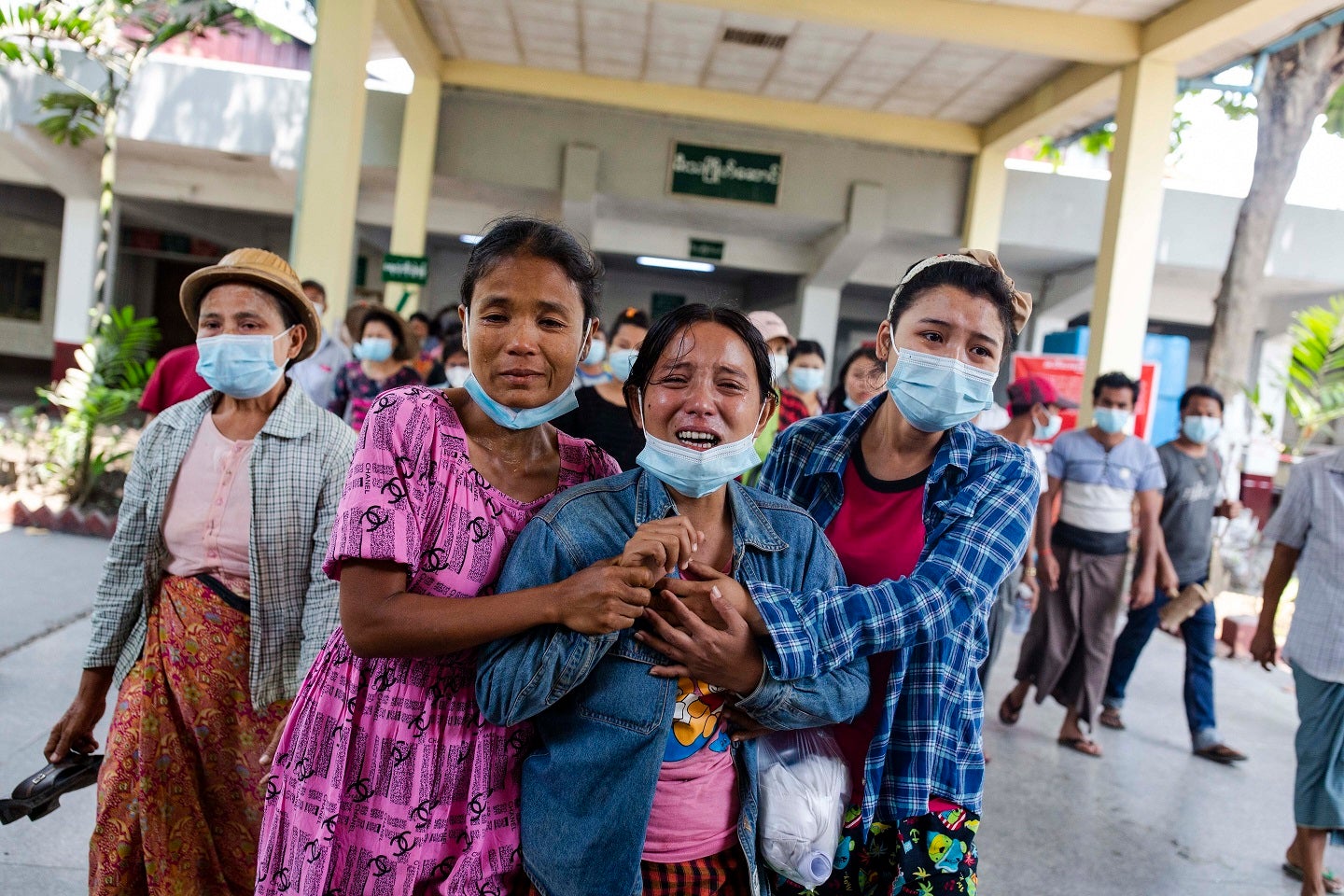 Des femmes pleurent après avoir vu le corps de leur proche tué par les forces de sécurité lors de leur répression brutale d'une manifestation pacifique à Yangon, au Myanmar, le 14 mars 2021.