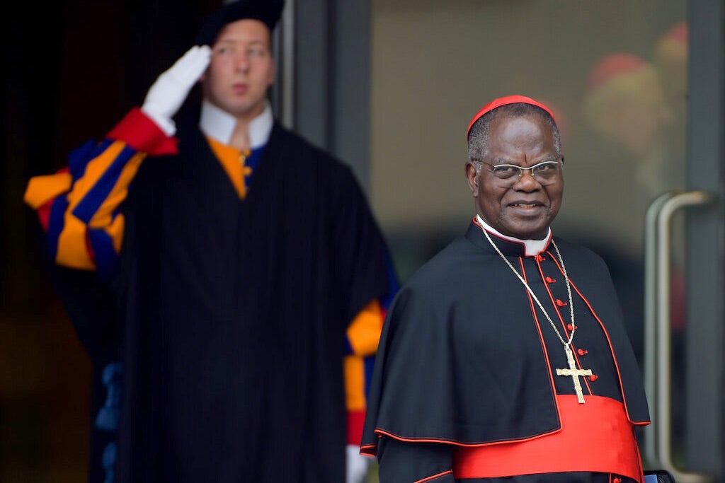Le cardinal Laurent Monsengwo, de la République démocratique du Congo, arrive dans la salle du Synode au Vatican, le 13 février 2015.