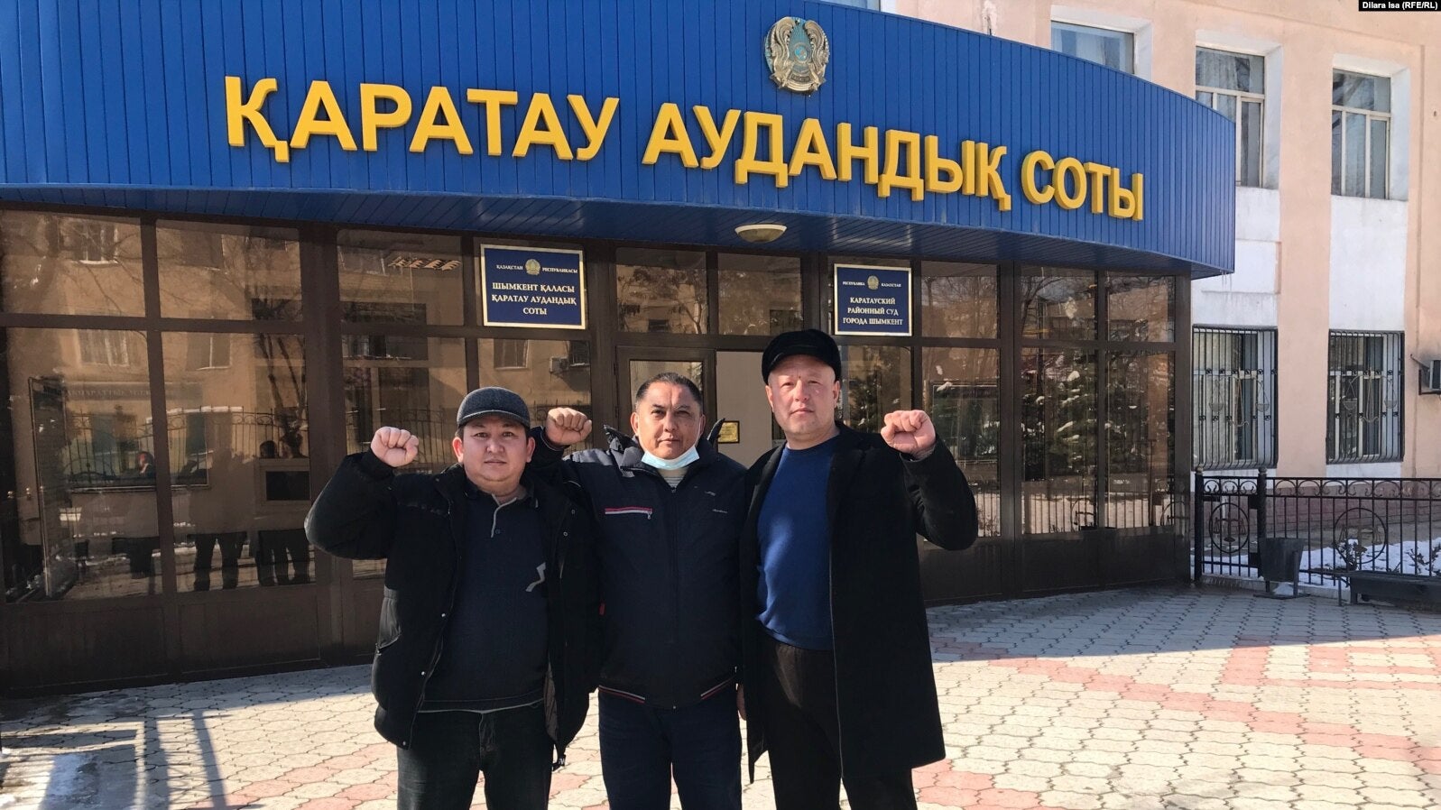 Ерлан Файзуллаев, Нуржан Абильдаев и Жанмурат Аштаев у здания суда в Шымкенте, Казахстан, где их судили по уголовному делу по статье 405 Уголовного кодекса Республики Казахстан. 26 февраля 2021 года.