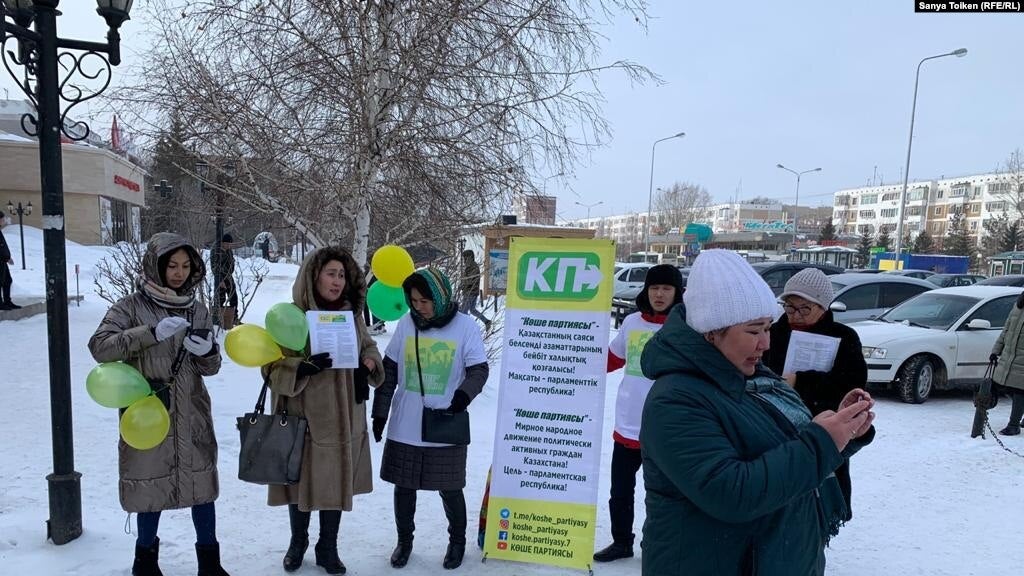 Des militant·e·s du parti Koshe distribuaient des tracts à Nursultan, la capitale du Kazakhstan, le 8 février 2020, avant que ce parti ne soit interdit par une décision de justice. © 2020 Saniya Toiken, RFE/RL