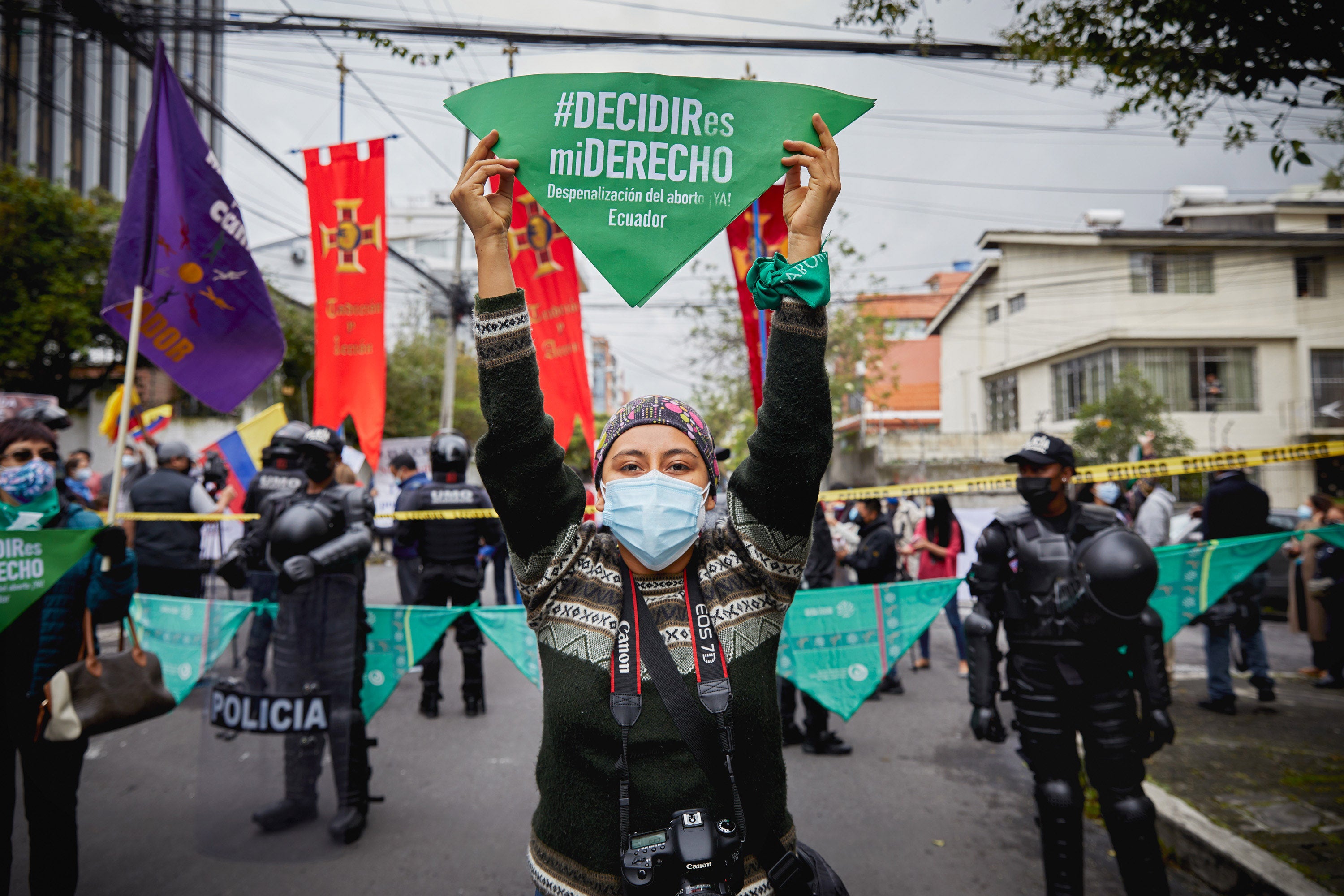 Lors d’une manifestation en faveur du droit à l’avortement en Équateur, cette jeune femme tenait une banderole avec le message « Decidir es mi derecho » (« Décider est mon droit »).