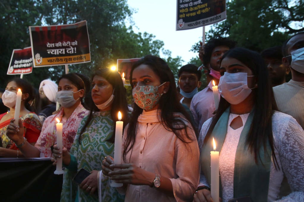 9 वर्षीय दलित लड़की के कथित बलात्कार और हत्या के विरोध में भारत के नई दिल्ली में 4 अगस्त, 2021 को कैंडललाइट मार्च निकालते कार्यकर्ता.