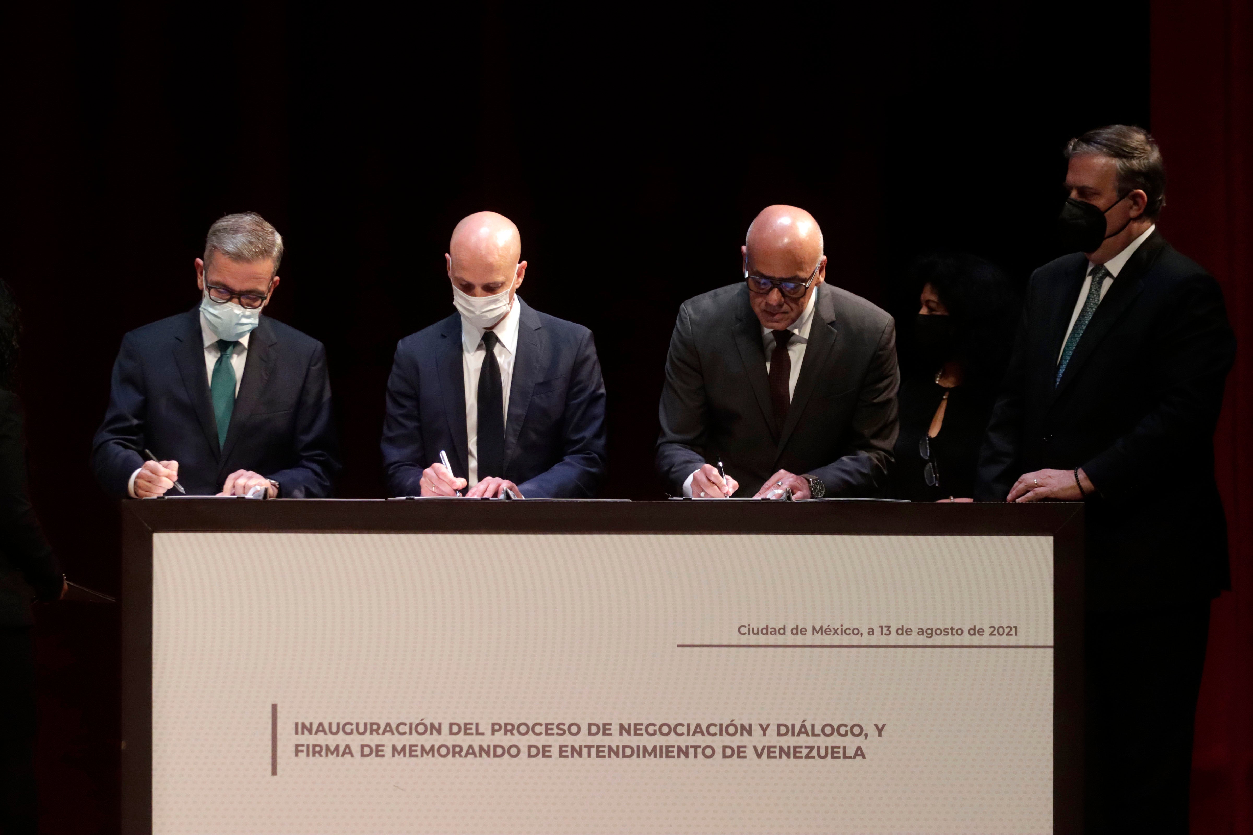 El jefe de la delegación de la oposición venezolana, Gerardo Blyde, el representante del Reino de Noruega, Dag Nylander, el Presidente de la Asamblea Nacional de Venezuela, Jorge Rodríguez, y el Ministro de Relaciones Exteriores de México, Marcelo Ebrard, durante la Inauguración del Proceso de Negociación y Diálogo, y Firma de Memorando de Entendimiento de Venezuela, en el Museo Nacional de Antropología el 13 de agosto de 2021, en la Ciudad de México.