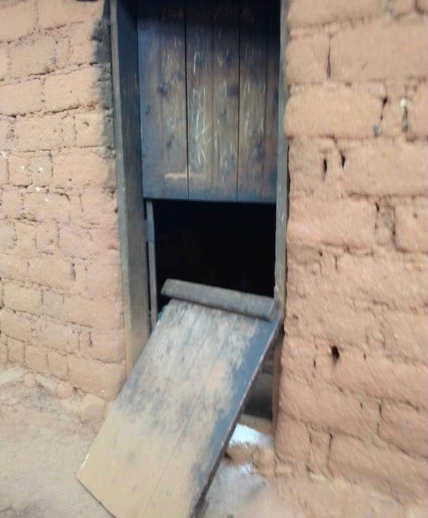 La porte d’une des maisons endommagées et pillées par des soldats camerounais lors d’une opération de sécurité menée dans le village de Ndzeen, dans la région du Nord-Ouest, le 9 juin 2021. Ndzeen, région du Nord-Ouest, Cameroun, 9 juin 2021.