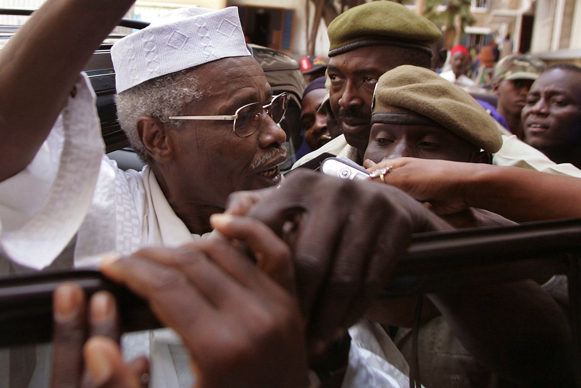 L'ancien dictateur tchadien Hissène Habré, quittant le Palais de justice à Dakar, au Sénégal, le 25 novembre 2005.