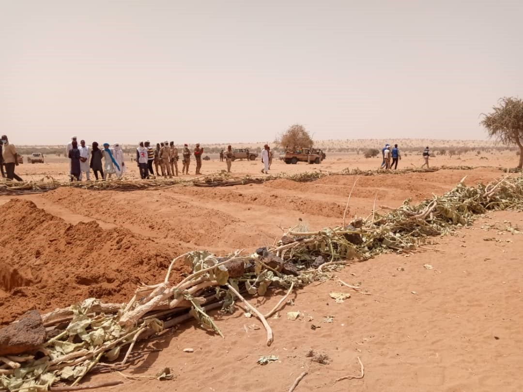 Des villageois se trouvent devant un charnier contenant les corps des civils tués lors de l’attaque du 21 mars 2021, par des groupes islamistes armés, contre des villages dans la région de Tahoua, Niger. Plus de 170 villageois ont été tués lors de l’attaque, la pire atrocité de l’histoire récente du Niger.