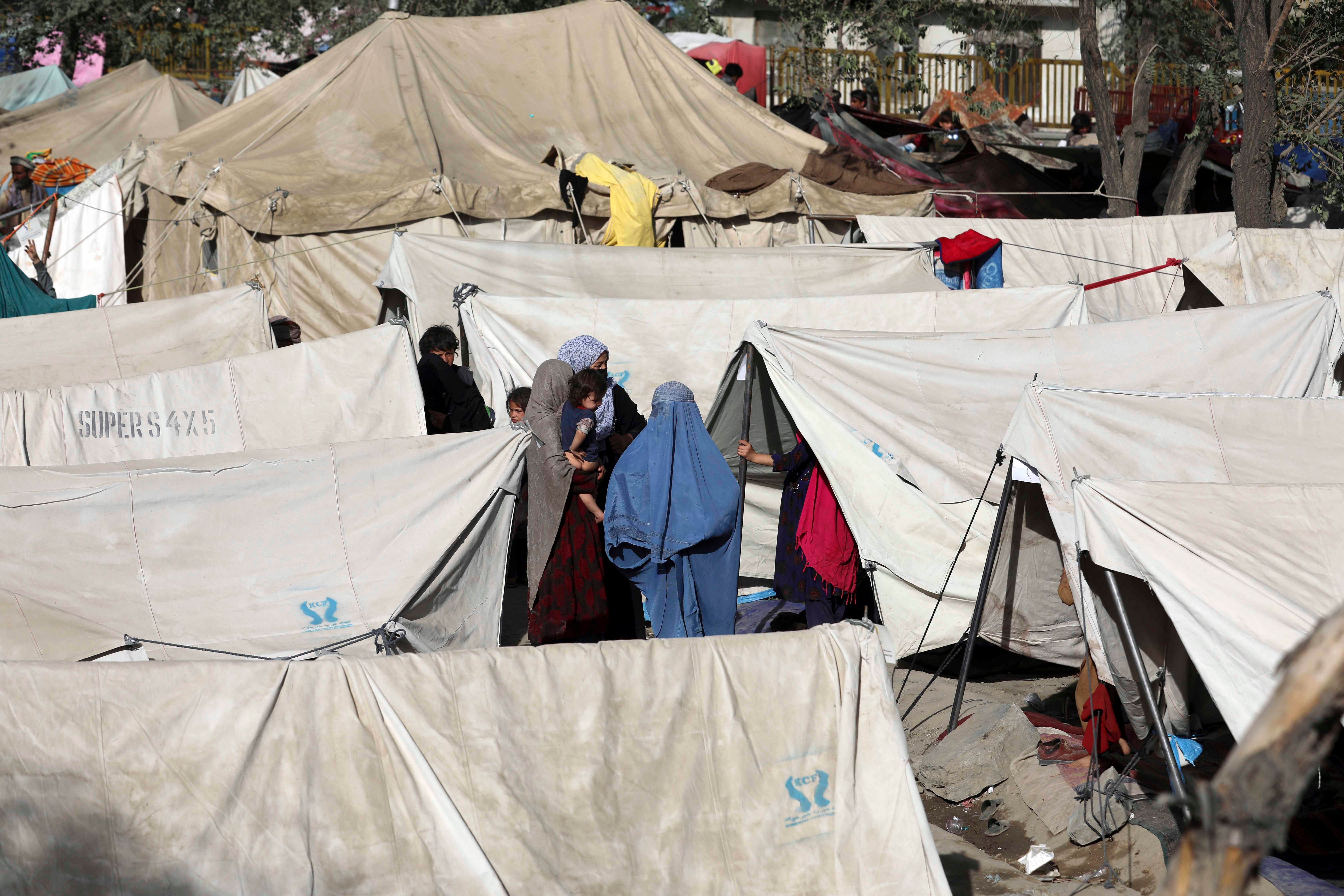 Acampamento de afegãos das províncias do norte, que fugiram de suas casas devido aos combates entre o Talibã e as forças de segurança afegãs, em um parque público em Cabul, Afeganistão, em 13 de agosto de 2021.