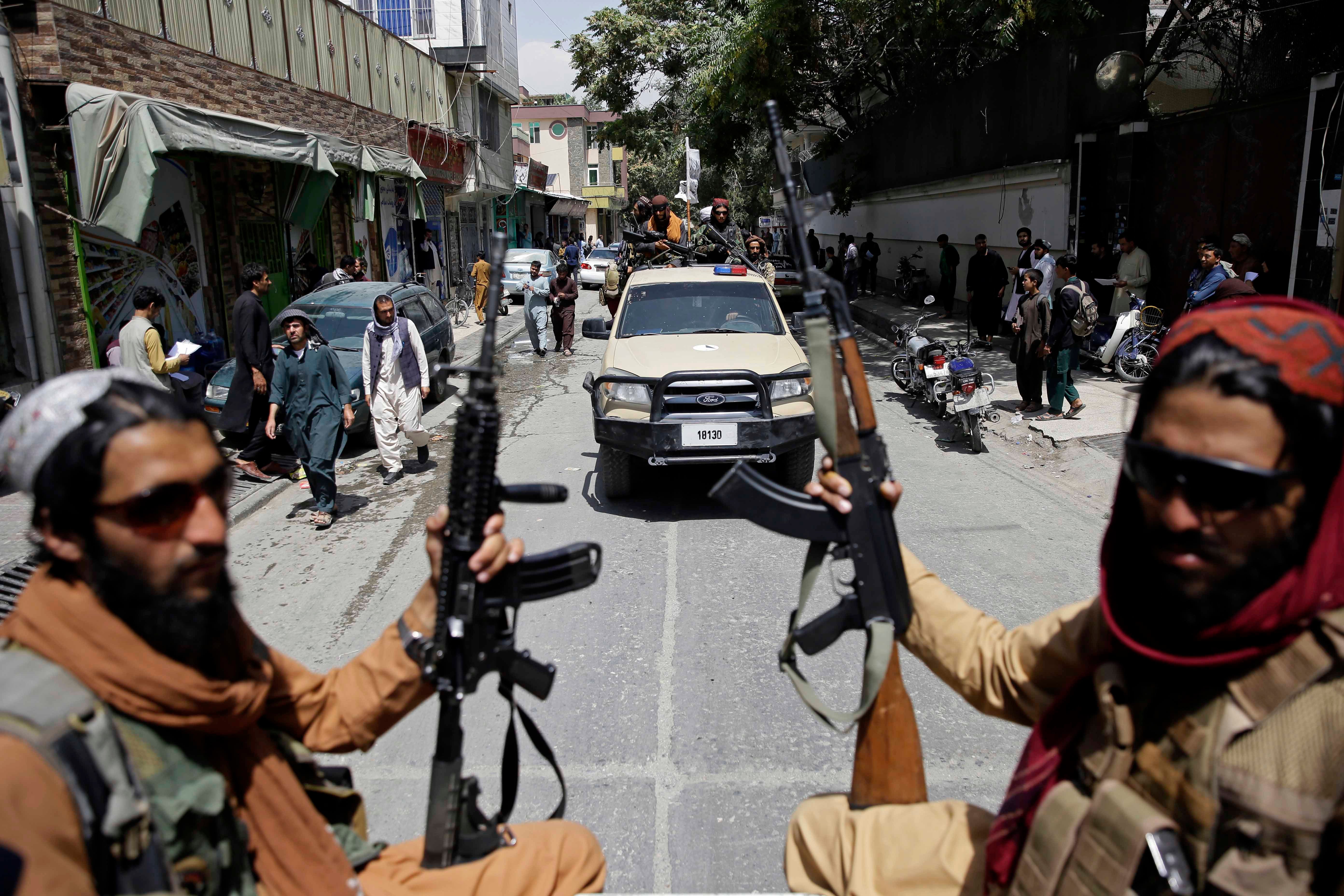 Deux combattants talibans, a bord d’un véhicule circulant dans une rue de Kaboul, en Afghanistan, le 19 août 2021. 
