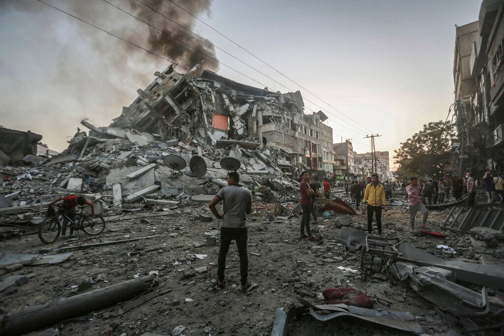 Des habitants de Gaza contemplaient les décombres peu après l’effondrement d’un immeuble surnommé « Tour al-Shorouk ». © 2021 Mohammed Talatene/AP Images