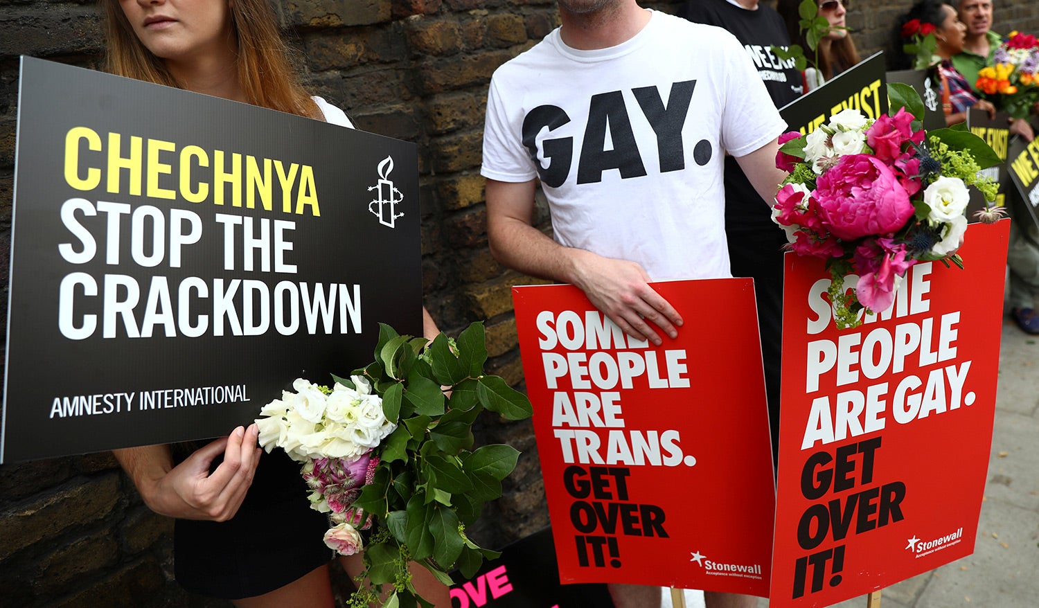 Une manifestation contre la persécution des personnes LGBT en Tchétchénie, tenue devant l'ambassade de Russie à Londres, le 2 juin 2017. 