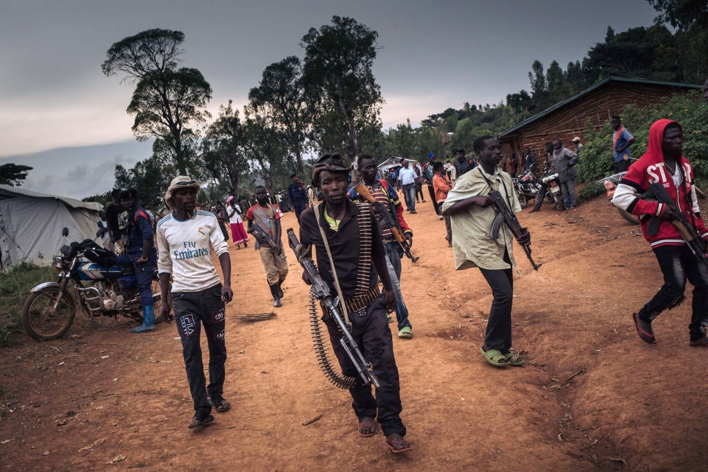 Des combattants du groupe armé URDPC/CODECO dans le village de Wadda en province de l’Ituri, dans le nord-est de la République démocratique du Congo, le 19 septembre 2020.