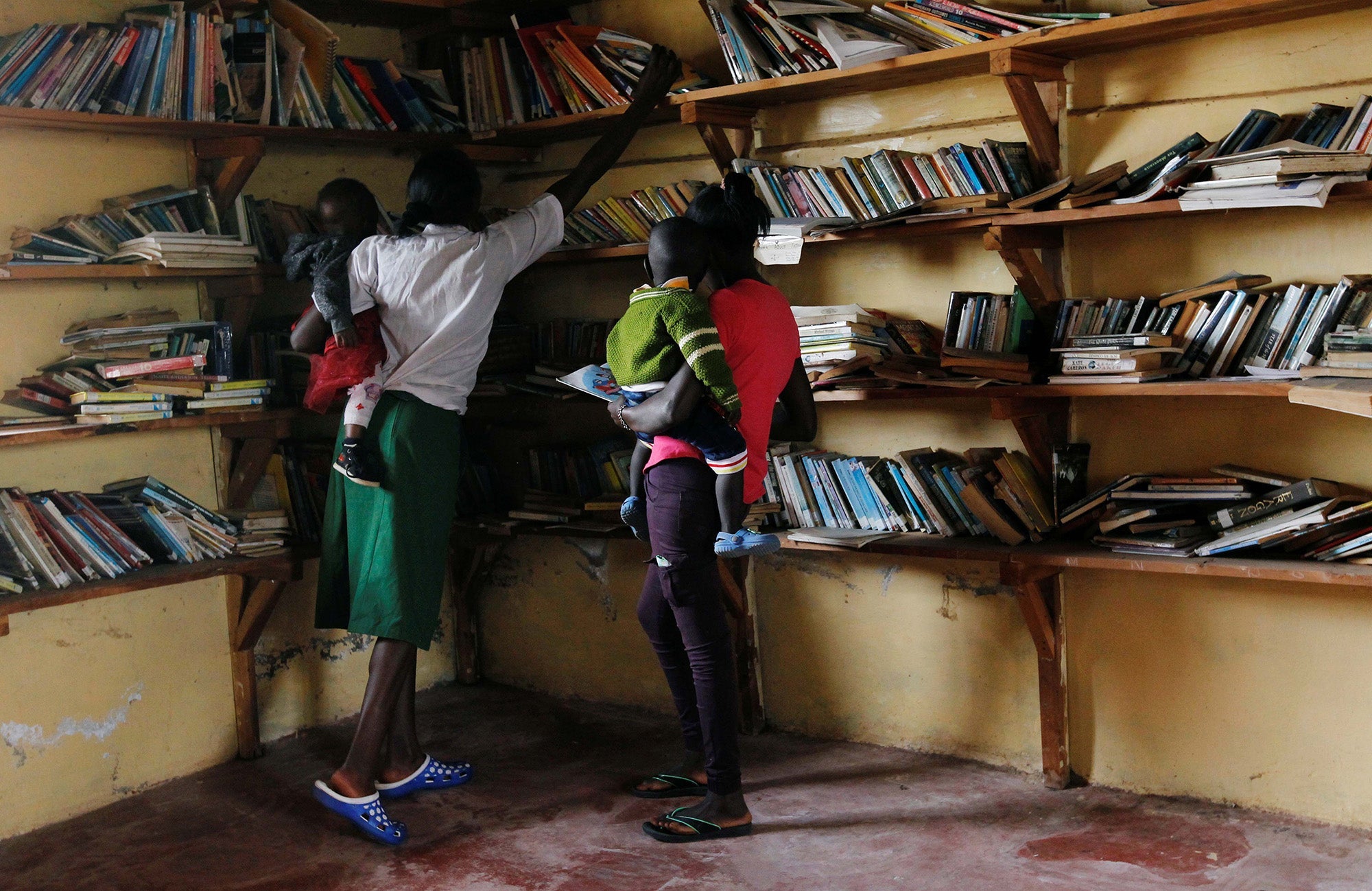 Deux mères adolescentes dans la bibliothèque d'une école au Kenya
