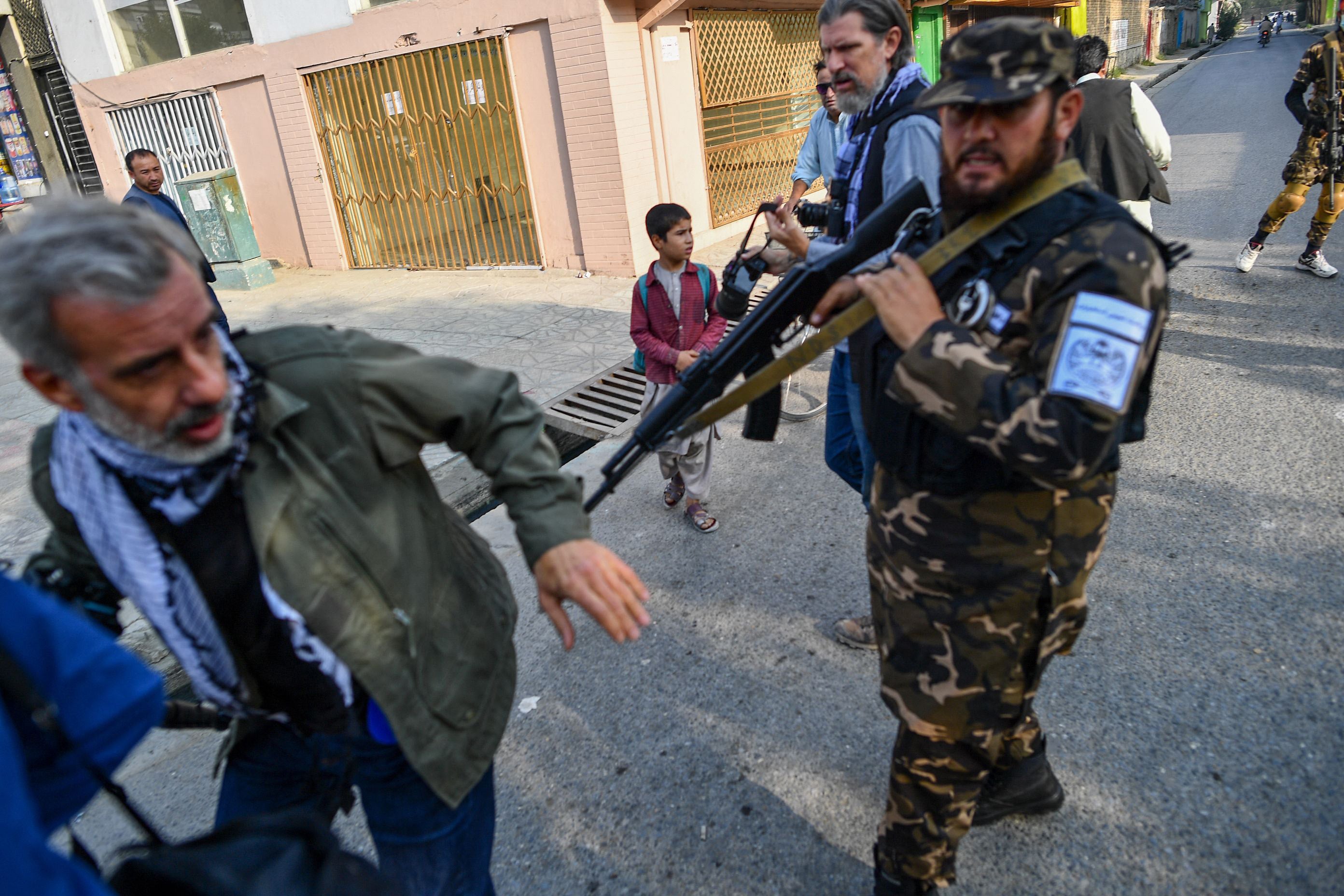 Un taliban pointait son arme sur un journaliste qui tentait de couvrir une manifestation de femmes devant une école à Kaboul, Afghanistan, le 30 septembre 2021. 