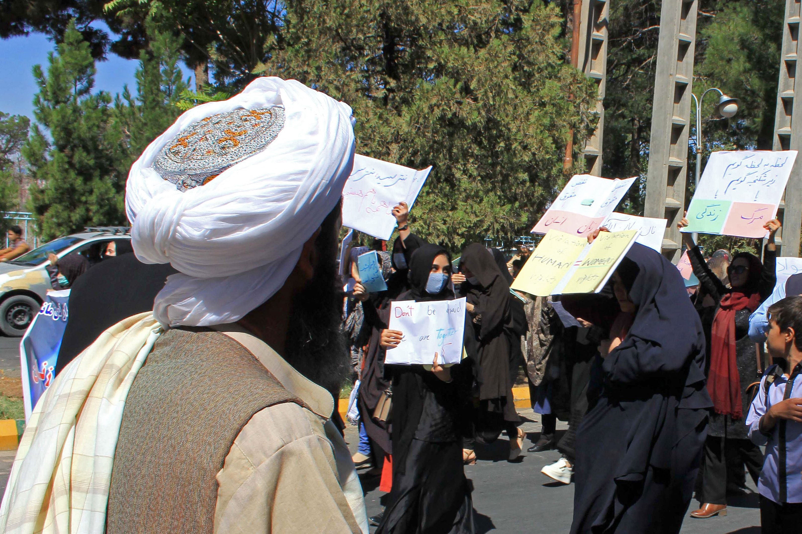 阿富汗赫拉特市妇女在塔利班成员监视下进行人权示威，2021年9月2日。