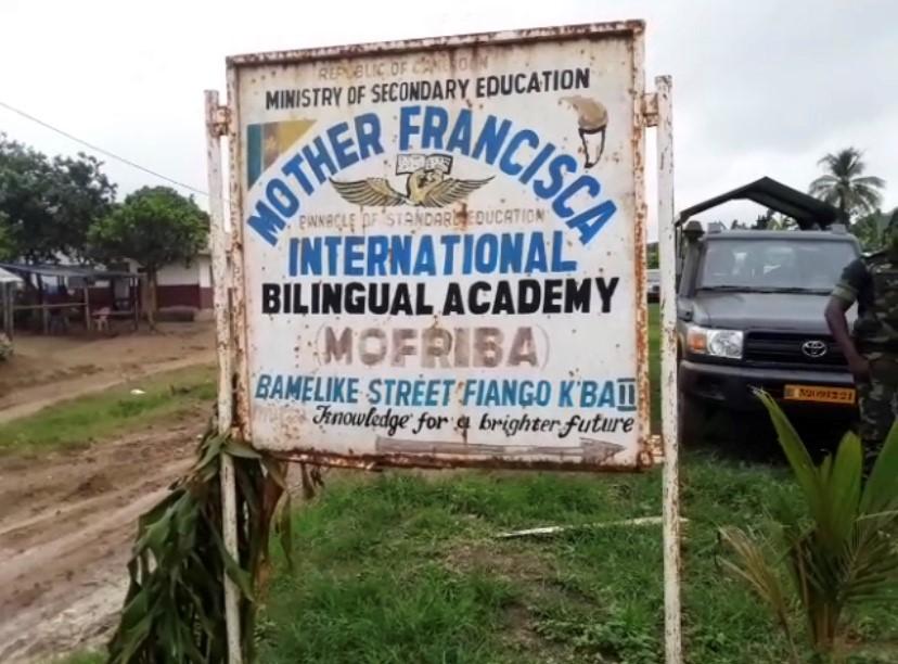 Un panneau situé près de l’entrée de l’école Mother Francisca International Bilingual Academy, à Kumba dans la région du Sud-Ouest au Cameroun