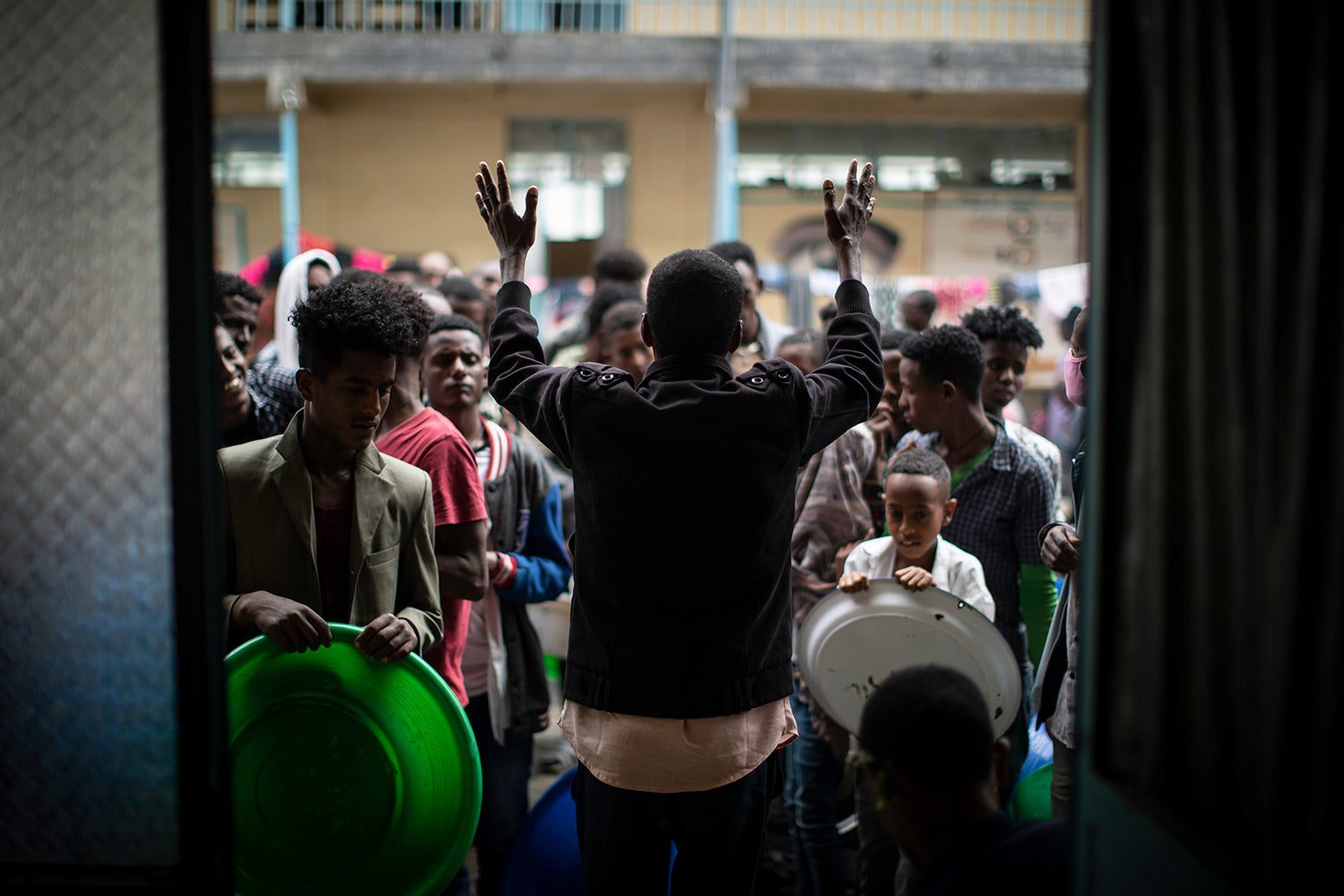 Un travailleur humanitaire s’adressait à une foule de Tigréens qui attendaient devant une école à Mekele, dans la région du Tigré