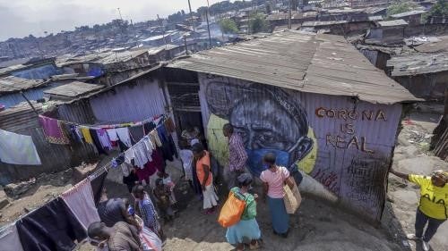 Des membres d’organisations locales visitaient des familles dans le bidonville de Mathare, dans la banlieue de Nairobi au Kenya, pour distribuer de la nourriture et des masques faciaux à ces personnes subissant l’impact économique du confinement lié au Covid-19. 