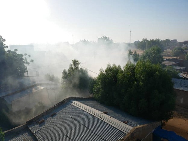 De la fumée provenant de gaz lacrymogènes tirés par les forces de sécurité tchadiennes dans la capitale, N’Djamena, le 2 octobre 2021, lors d’une manifestation organisée par l’opposition.