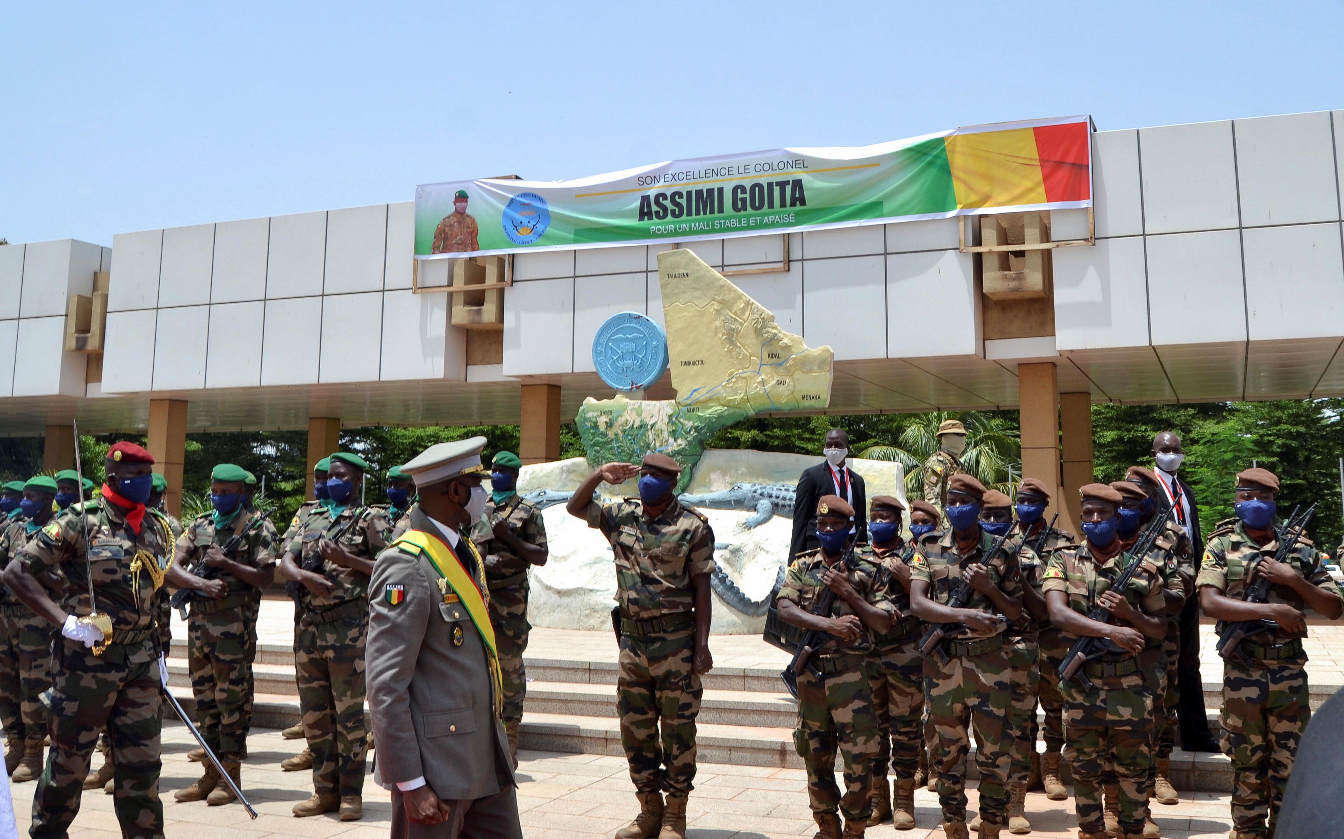 Le colonel Assimi Goïta marchait devant des troupes à Bamako après avoir prêté serment en tant que président de transition du Mali, le 7 juin 2021. Le 4 mai, Goïta avait renversé le précédent gouvernement putschiste, dirigé par l’ex-président Bah Ndaw.