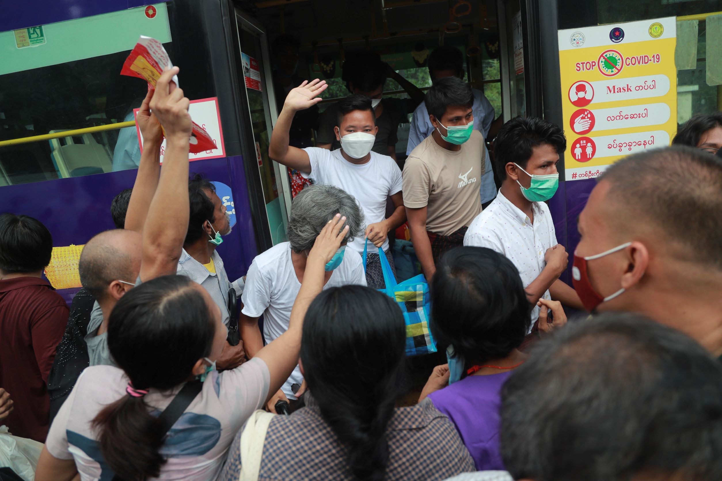 Des détenus libérés de la prison d'Insein descendaient d’un bus à Yangon, au Myanmar, le 19 octobre 2021, après l’annonce par le gouvernement d’une mesure concernant la libération de nombreux prisonniers.
