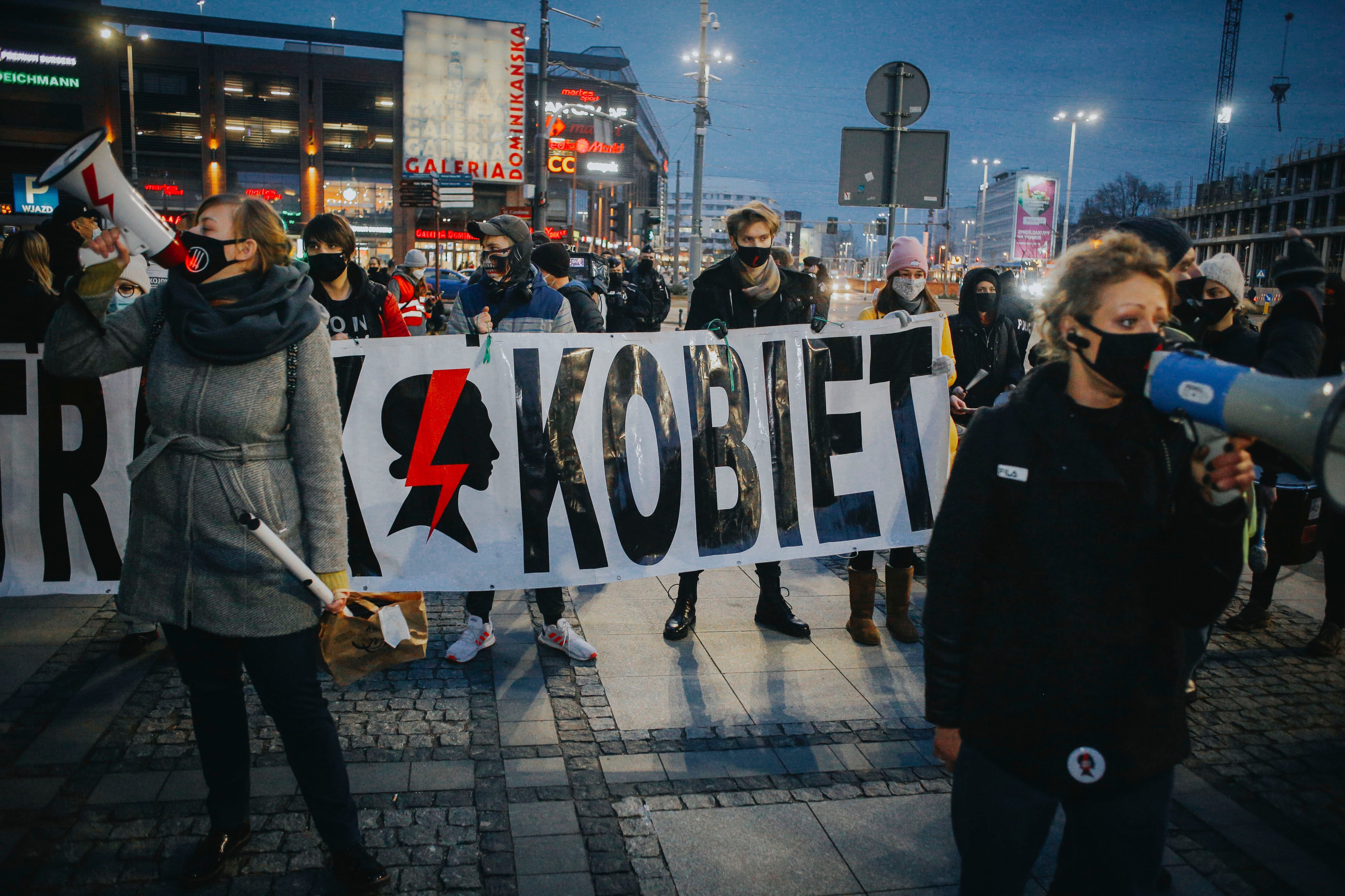 Kobiety biorące udział w demonstracji przeciwko polskiemu prawu aborcyjnemu we Wrocławiu, 17 marca 2021 r. 